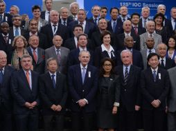 El presidente del Comité Olímpico Internacional,el belga Jacques Rogge (C), posa para una fotografía junto a sus compañeros. EFE /
