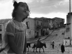 Fotografía de ''Calle principal de Corleone, Sicilia. 1959'', tomada por el chileno Sergio Larraín. EFE /