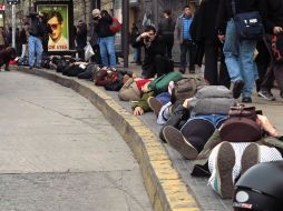 Cerca de un millar de chilenos se acostó de manera pacífica en una vereda de la principal arteria capitalina. AFP /