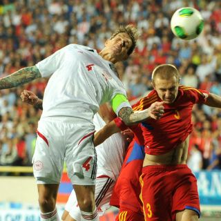 Daniel Agger mantiene con vida a Dinamarca