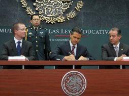El Presidente Enrique Peña Nieto promulgó las tres leyes secundarias de la reforma educativa. ESPECIAL /