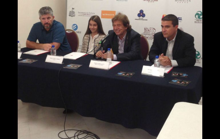 El tenor David Gaschen (2do izq), la pianista Daniela Liebman (i), el director Anatoly Zatin (c) y el gerente de la OFJ (d).  /