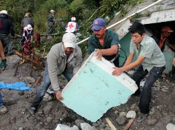 Habitantes de Coscomatepec y militares participan en las tareas de rescate de cuerpos y sobrevivientes por el alud. EFE /