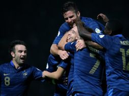 Los 'bleus' celebran la anotación de Nasri que les dio ventaja ante Bielorrusia, a quienes terminaron goleando. AFP /