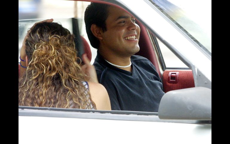 Son muchas las distracciones que los conductores deben de evitar cuando se encuentran en el volante. ARCHIVO /