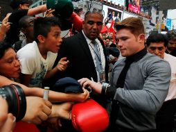 Álvarez se mostró contento por la gente que lo recibió en la sede de la función. ARCHIVO /