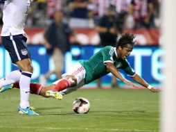 Giovani dos Santos cae dentro del área de EU durante el partido. NTX /