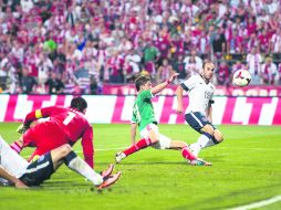 Landon Donovan (10) marca el segundo y definitivo gol estadounidense en Columbus, donde el Tri fue derrotado. AFP /