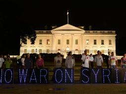 Ciudadanos protestan en contra del posible ataque a Siria, mientras Barack Obama se dirige en vivo a la nación. EFE /