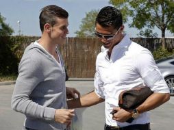 Cristiano Ronaldo fue el primero en dar la bienvenida a Gareth Bale. ESPECIAL /
