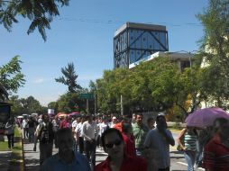 Algunos docentes se reunieron en Av. Prolongación Alcalde, para protestar afuera del edificio de la SEJ.  /