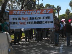 Profesores de la Sección 47 del SNTE se manifiestan en las inmediaciones del Edificio C de la SEJ.  /