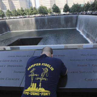 Cientos se reúnen en NY para recordar aniversario del 11-S