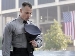 Un recluta de la autoridad portuaria guarda un minuto de silencio en el monumento a las víctimas del 11-S en NY. EFE /