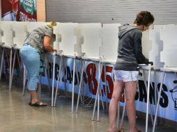 Dos mujeres votan en la elección revocatoria en Colorado. AP /
