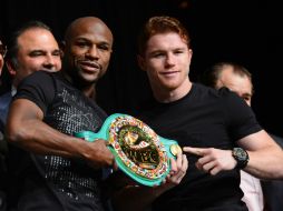 Los boxeadores sostienen el cinturón del campeonato superwelter. AFP /