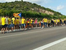 Miles de personas se manifiestan a lo largo de 400 kilómetros para celebrar su fiesta nacional. TOMADA DE @carmenmoraira  /