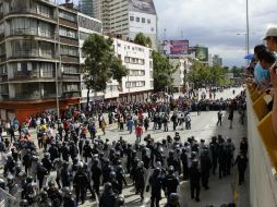 Elementos de la SSPDF impidieron que los maestros disidentes realizaran un bloqueo en el Periférico. EFE /