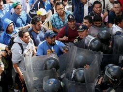 La primera confrontación ocurrió en Paseo de la Reforma a la altura de la Calzada Chivatito. EFE /