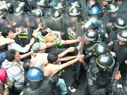 En la Ciudad de México docentes de la CNTE tuvieron tres choques con los uniformados, con saldo de 15 policías lesionados. AP /