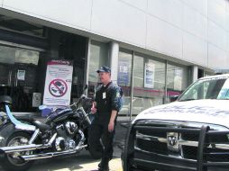 COLONIA LA AURORA. Policías atienden el reporte de robo en la sucursal bancaria de Héroes Ferrocarrileros. EL INFORMADOR /