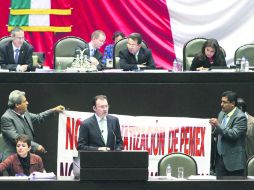 Intromisión. En plena comparecencia del titular de Hacienda, legisladores perredistas se manifestaron en la tribuna. EFE /