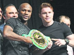 En disputa. Floyd Mayweather Jr. y Saúl Álvarez se vieron las caras en la última rueda de prensa previo al combate del sábado. AFP /