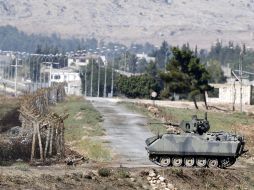 Un carro de combate turco custodia la frontera con Siria cerca de Reyhanli, Turquía. EFE /