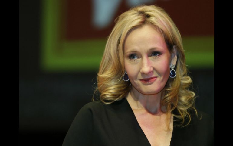 J.K. Rowling justificó la decisión diciendo que regresa al mundo de la magia debido a que es un proyecto que realmente le atrae. ARCHIVO /