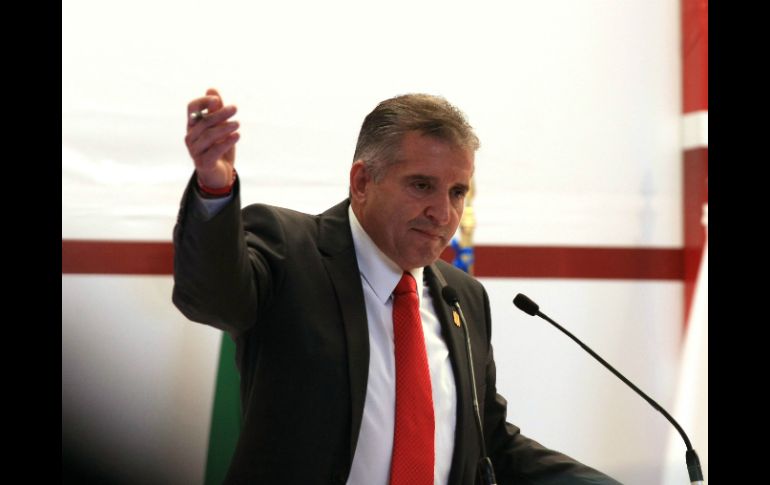 La cantidad que se atesorará podría utilizarse para tapar baches, dice el alcalde Jorge Arana. ARCHIVO /