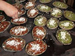 La comida del tipo autóctono como tamales, frijoles, tlacoyos, moles y pulques eran consumidos  en mercados o fondas de baja categoría. ARCHIVO /
