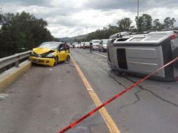 El taxista cayó del puente y sufrió golpes en cráneo y espalda. ESPECIAL /