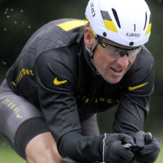 Armstrong devuelve medalla de bronce olímpica