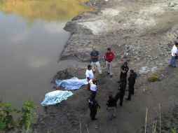 Personal del IJCF acudieron para realizar el levantamiento de los cadáveres.  /