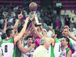 Jugadores mexicanos levantan el trofeo que ganaron en el Premundial Caracas 2013. AP /