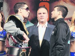 Danny García encara a Lucas Matthysse, con Richard Schaefer, directivo de Golden Boy Promotions, de por medio. ESPECIAL /