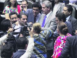 La diputada panista Leonor Romero Sevilla (de espaldas) se enfrenta a Enrique Aubry, del Verde Ecologista. NTX /