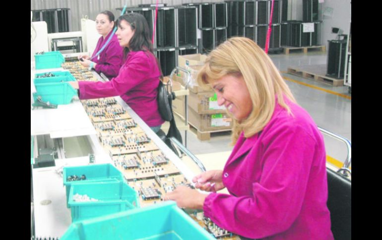 A decir de los líderes del sector, los primeros en solicitar el seguro de desempleo propuesto por el Ejecutivo serían los maquiladores. ESPECIAL /