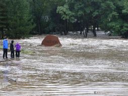 Hasta el momento, autoridades reportan tres muertos en lo que va de la inundación. AFP /