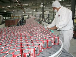 Mientras menos personas consuman refrescos, menor será la compra de materia prima, en menos empaques, menos latas o botellas. ARCHIVO /
