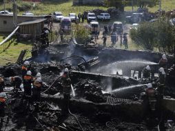 Los bomberos buscan entre los escombros tras el incendio declarado en un hospital psiquiátrico en Novgorod. EFE /