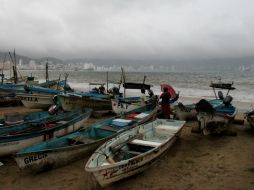 Pescadores ponen a resguardo sus barcazas, ante amenaza de tormenta tropical. EFE /