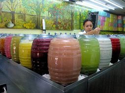 Pero no sólo se elaboran bebidas frescas a base de frutas, también se utilizan semillas, hojas, granos y flores. ARCHIVO /