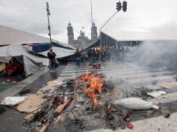 Integrantes de la Sección 22 de la CNTE colocaron barricadas en el Zócalo, ante un eventual desalojo. NTX /
