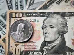 El dólar se compró este viernes en un mínimo de 12.54 pesos. ARCHIVO /