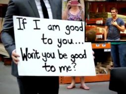 La propuesta de matrimonio circula en las redes sociales en un video. ESPECIAL /