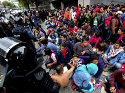 Luego del desalojo, la PF procedió a supervisar a los manifestantes que se encontraban en el Zócalo. SUN /