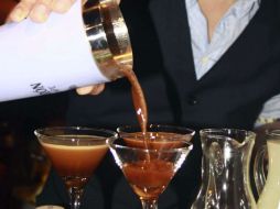 Un mixólogo chino prepara una mezcla de tequila de 100% de agave con café expreso y sirope de maíz, dentro de presentación en Shanghai. EFE /