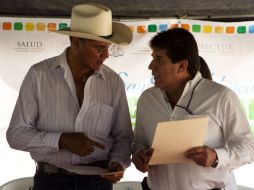 Emeterio Corona (i) alcalde de Acatlán, y Armando Pimentel, Jefe de Departamento de Salud Ambiental.  /