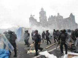 Policías desalojaron a los maestros arrojando agua. EFE /